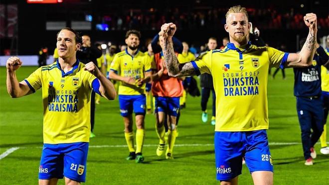 围吸引着越 围吸引着越