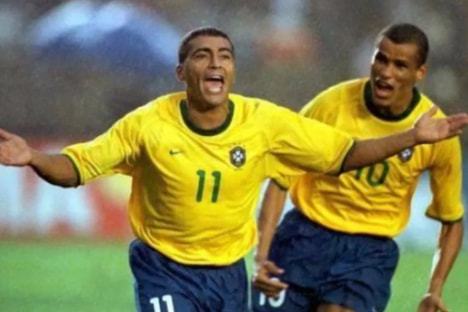 双手抱膝倒 双手抱膝倒